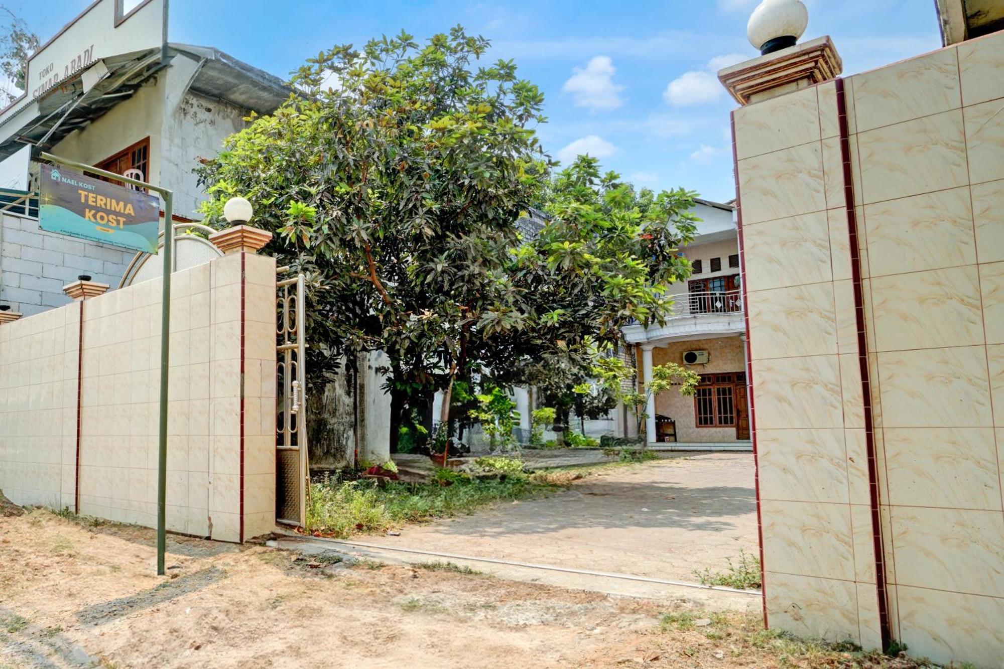 Oyo Life 93083 Nova Jaya 3 Homestay Syariah Lamongan Exterior foto