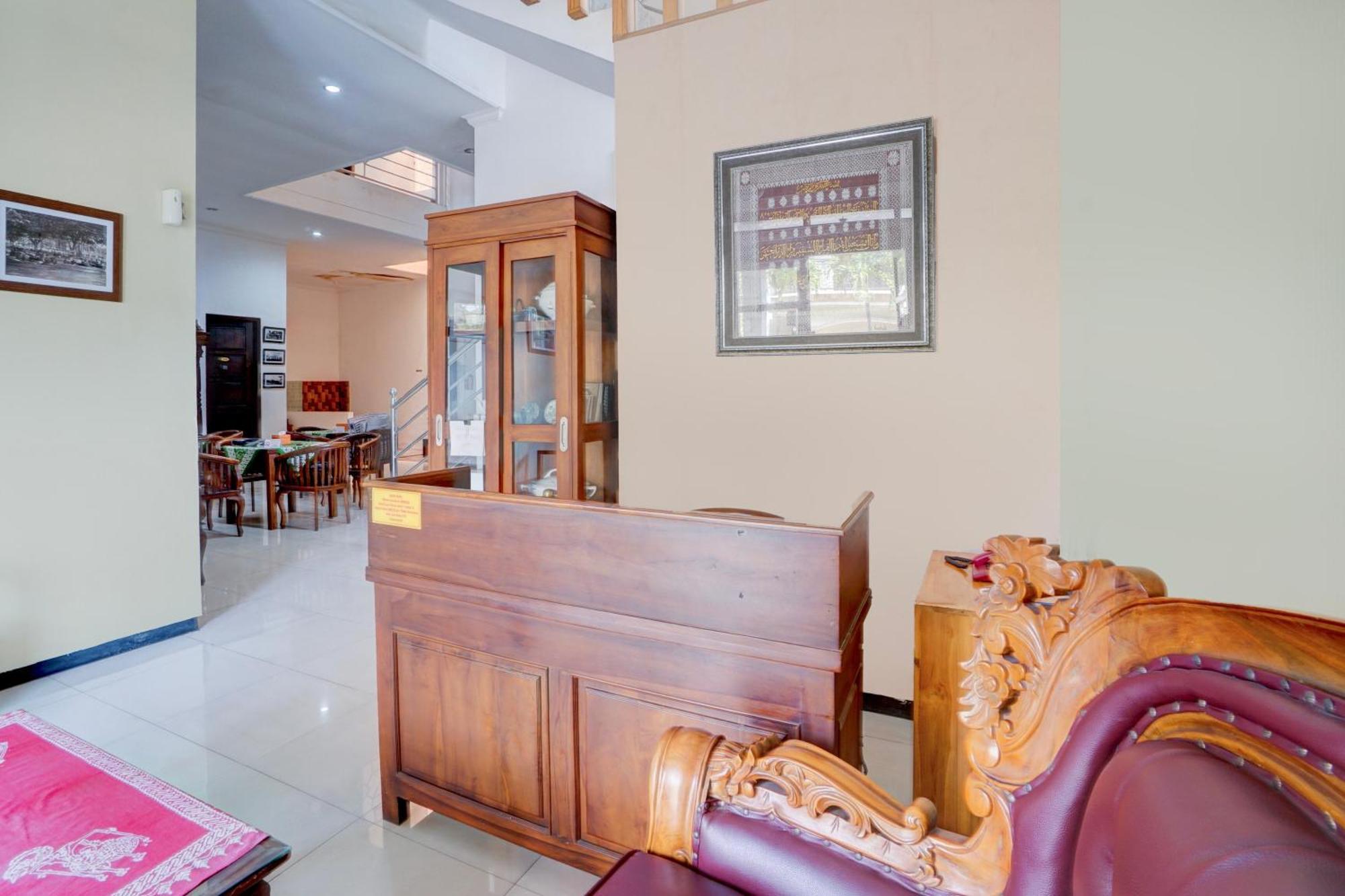 Oyo Life 93083 Nova Jaya 3 Homestay Syariah Lamongan Exterior foto